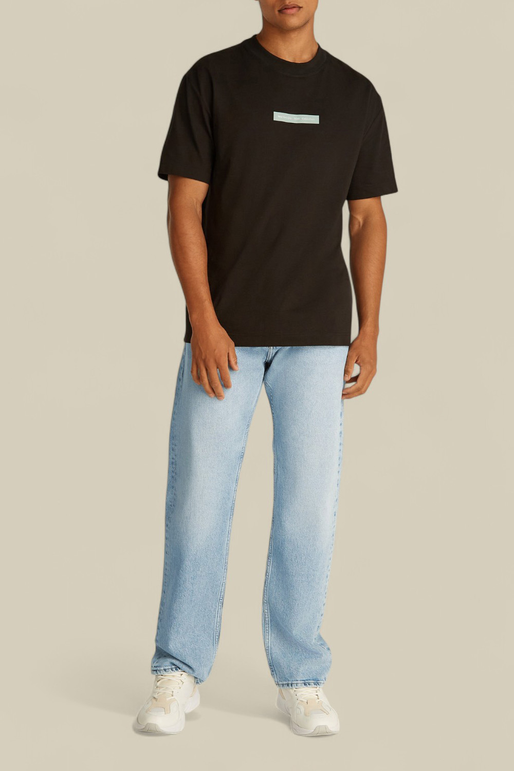 תמונת כל הלוק של מכנסי ג'ינס בגזרה ישרה